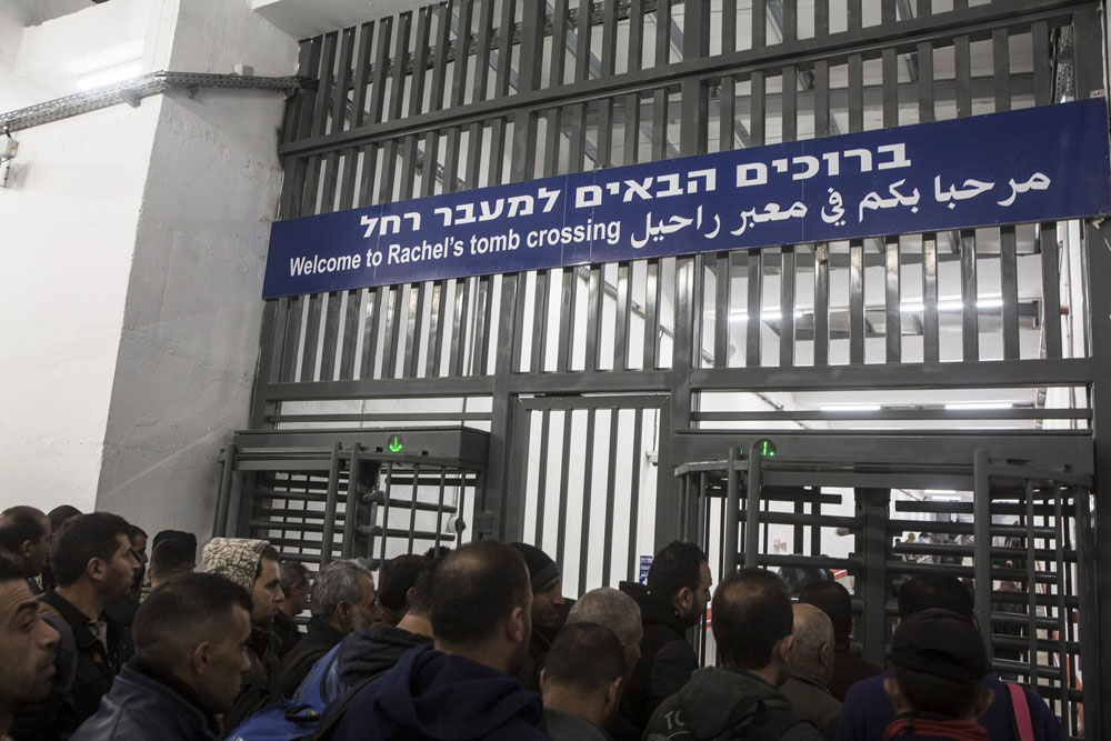 עובדים פלסטינים במחסום 300 בין בית לחם לירושלים, 2019 (צילום: אן פק/ אקטיבסטילס)