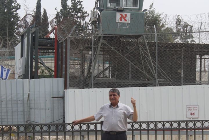 "מהכלא אפשר לראות את הבית שלי". רג'א אגבריה ליד כלא מגידו (צילום: יונתן שמיר)