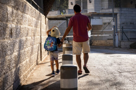 בית הספר צריך לתת לילדים כלים איך להתמודד עם האלימות שמגיעה מהחברה. הורה וילד בדרך לבית ספר. צילום אילוסטרציה (צילום: אוליביה פיטוסי / פלאש 90)