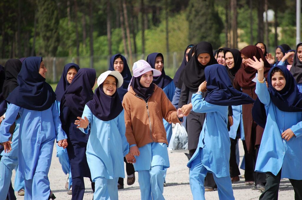 המתח המתמיד בין הרצון לחוש ובין ההנחיות שיורדות מלמעלה. בית ספר ספר באיראן (צילום: youngrobv CC BY Nc 2.0)