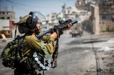 החיילים משוכנעים שהם עושים את הדבר הנכון. חייל ישראלי בכפר ביתא בגדה המערבית (צילום: נאסר אשתאיה / פלאש 90)