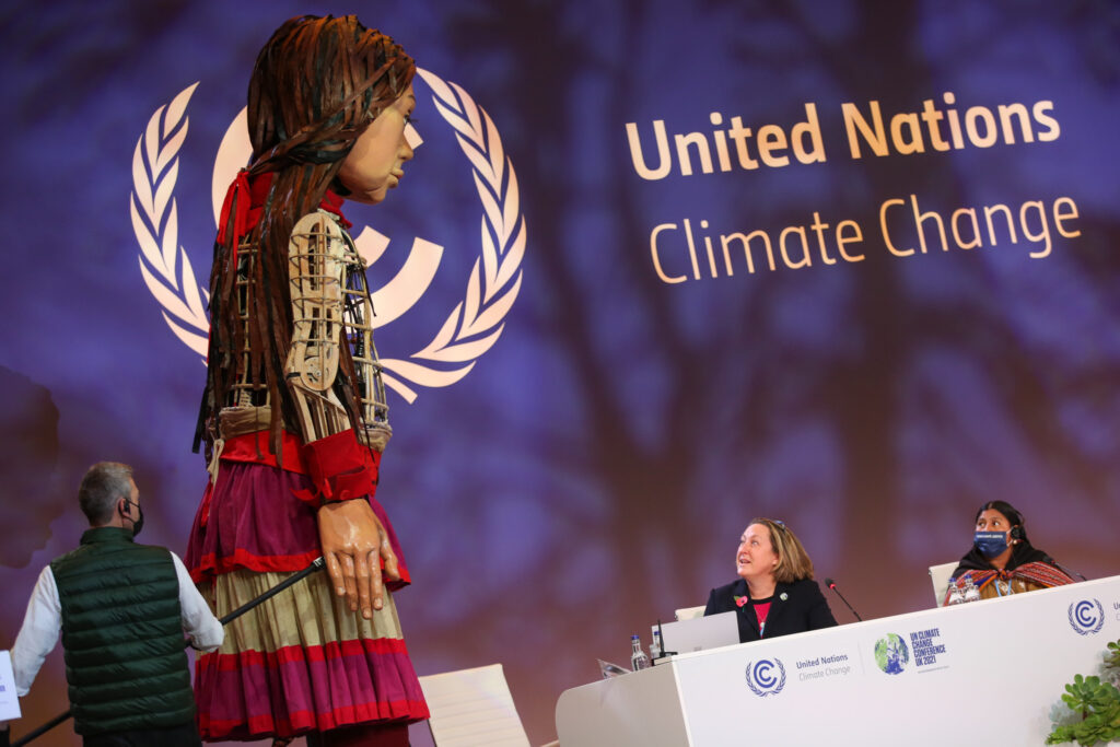 בובה המייצגת פליטה סורית מוצגת בוועידת האקלים בגלזגו (צילום: ועידת האקלים של האו"ם CC BY-NC-SA 2.0)