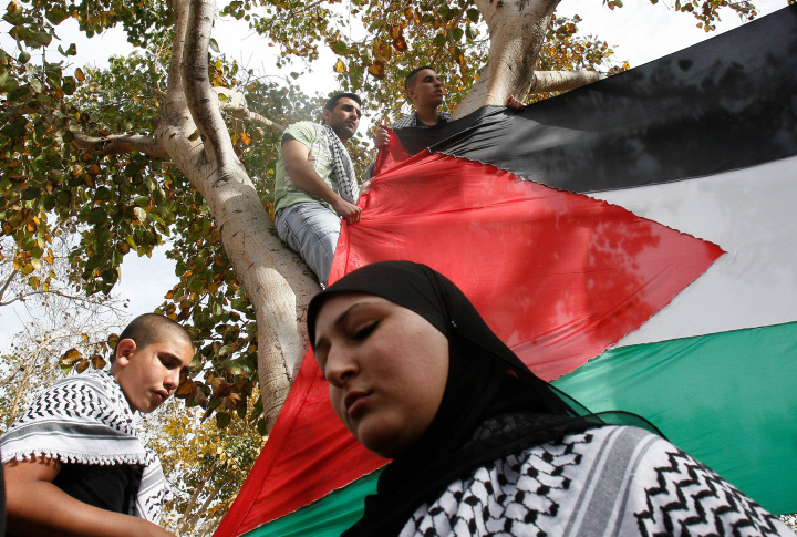 הצרות של אגבריה עם השלטונות התחילו אחרי יום האדמה הראשון. דגל פלסטין בהפגנת יום האדמה ביפו (צילום: רוני שיצר / פלאש 90)