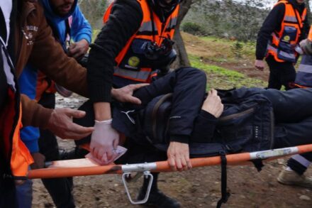 עמדה רחוק מהמפגינים. שרית מיכאלי מפונה ממקום ההפגנה ליד כפר ביתא (צילום: עודד ידעיה) עמדה רחוק מהמפגינים. שרית מיכאלי מפונה ממקום ההפגנה ליד כפר ביתא (צילום: עודד ידעיה)