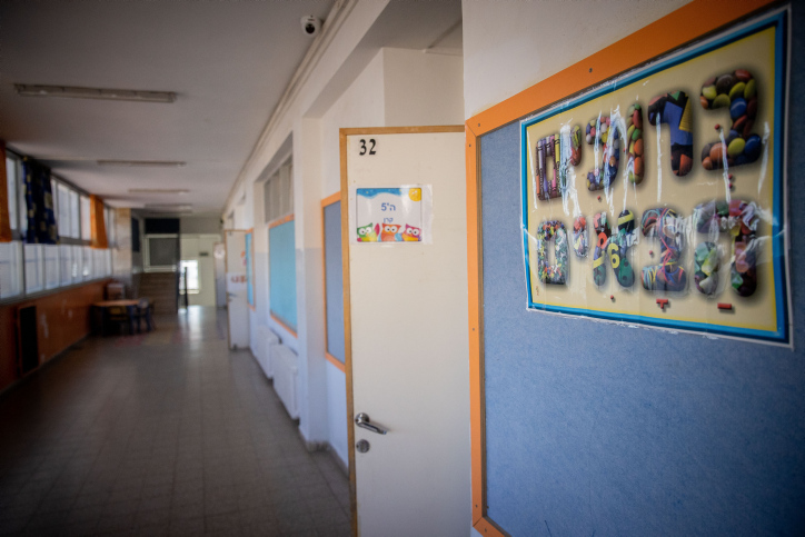 להחזיק מעמד עד למשבר הבא. מסדרון בבית ספר (צילום: יונתן זינדל / פלאש 90)