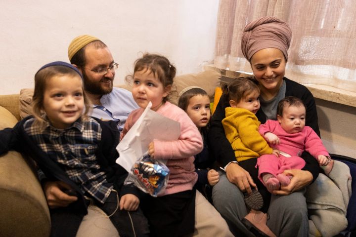 "לא מדברת עם השכנות". מוריה כהן עם משפחתה אחרי הדקירה (צילום: אורן זיו)