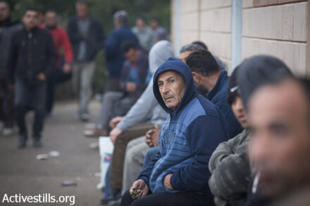 בעשר בבוקר הם כבר אחרי שבע שעות על הרגליים. פועלים פלסטינים במחסום שער אפרים (צילום: אורן זיו)