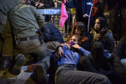 שוטרים ומפגינים בבלפור (צילום: מתן גולן)