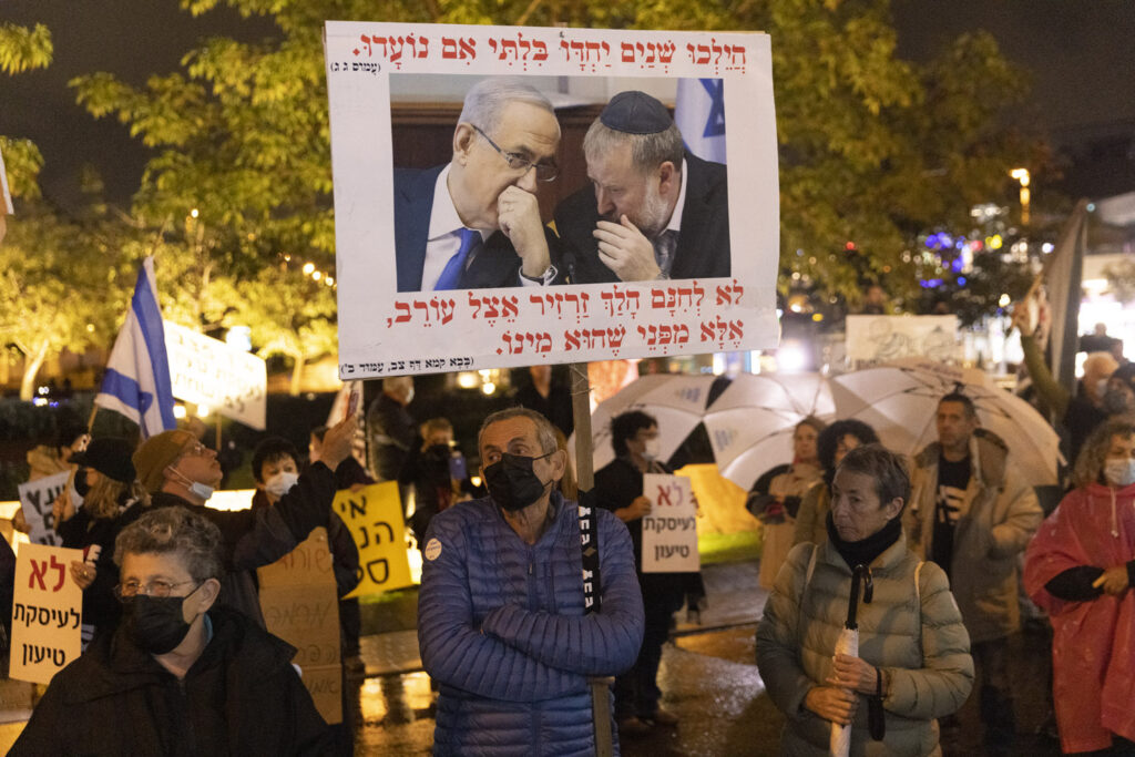 הפגנה נגד עסקת טיעון עם נתניהו מול ביתו של היועמ״ש בפתח תקווה (צילום: אורן זיו)