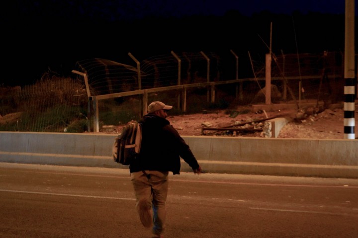 פועל פלסטיני חוצה את כביש 443 (צילום: רחל שור)