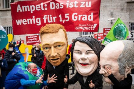 מוחים נגד משבר האקלים במסיכות של ראשי הקואליציה החדשה (מימין: אולף שולץ – SPD, אנלינה ברבוק – ירוקים, וכריסטיאן לינדנר – FDP), בהפגנה בברלין, ב-15 בנובמבר 2021 (צילום: Nick Jaussi / Campact, CC BY-NC 2.0)