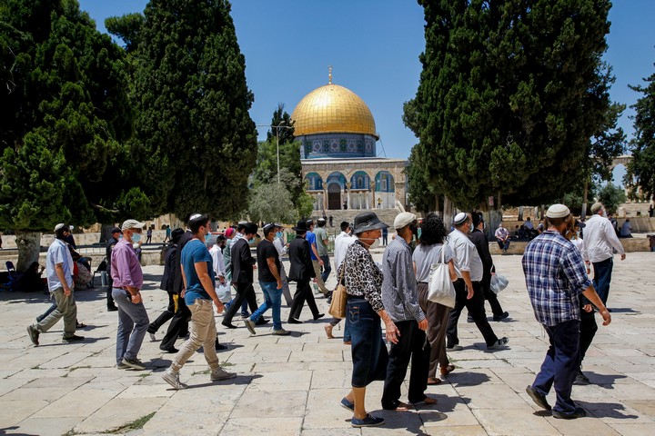 קבוצת יהודים דתיים מבקרים בהר הבית/חרם א-שריף, ב-31 במאי 2020 (צילום: סלימאן חאדר / פלאש90)
