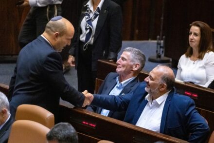 בנט הוא ראש ממשלה בזכות האצבעות של ארבעת חברי הכנסת של רע"מ, אבל לא מעלה בדעתו לקחת בחשבון את הרצונות של חברי רשימה אסלאמית במה שנוגע לאל-אקצא. ח"כ מנסור עבאס לוחץ את ידי ראש הממשלה, נפתלי בנט (אוליביה פיטוסי / פלאש 90)