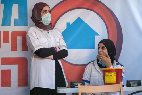 "כל קמפיין שקשור לחיסון ומופנה לחברה הערבית צריך לעבור הרבה חשיבה קריאטיבית". מבצע חיסונים בכפר קאסם (יוסי אלוני / פלאש 90)