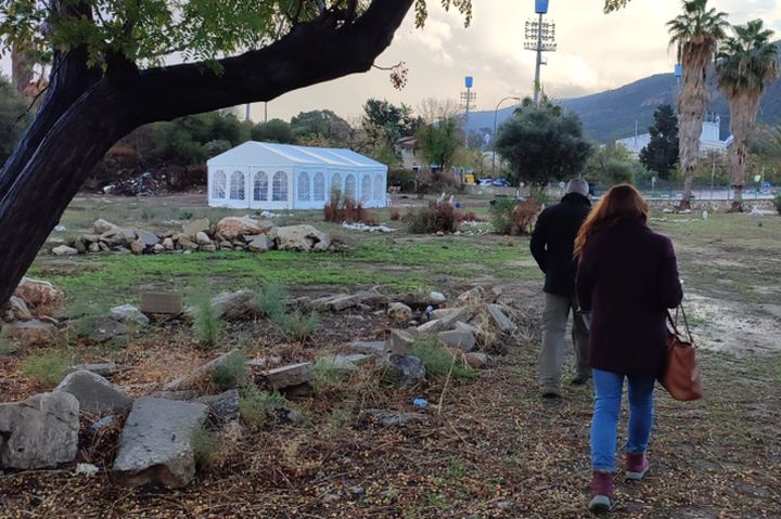 אוהל המחאה בשטח בית הקברות (צילום: יואב חיפאווי)