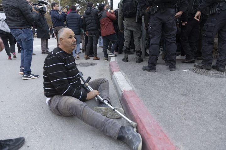 מוחמד אבו חומוס אחרי שהופל על הרצפה בהפגנה בשייח' ג'ראח, ב-31 בדצמבר 2021 (צילום: אורן זיו)