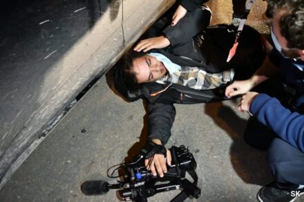 העיתונאי פאיז אבו רמלה לאחר שפעילי ימין התקףי אותו (צילום: שי קנדלר)