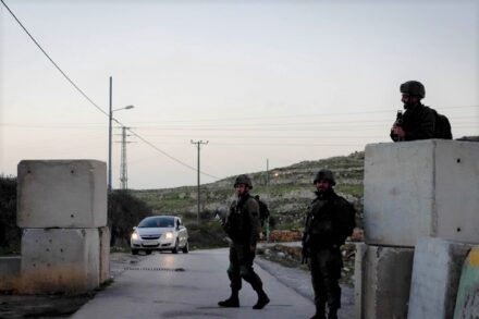 המחסום בכניסה לכפר דיר ניזאם (צילום: רחל שור)