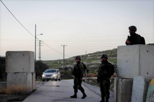 חייל במחסום שסוגר כפר בגדה מודה: זאת ענישה קולקטיבית
