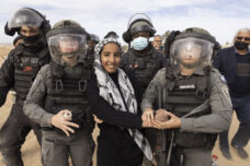 באה להפגין כי שמעה שהחברות שלה מותקפות. שוטרים עוצרים את הנערה ג׳נין אל אזרק במהלך מחאה נגד עבודות קק״ל בכפר סעווה אלאטרש (צילום: אורן זיו)