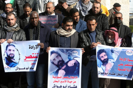 האסירים המנהליים ששובתים רעב הופכים גיבורים בחברה הפלסטינית. הפגנה למען שחרור של הישאם אבו הוואש בעזה (צילום: עבד רחים ח'טיב / פלאש 90)