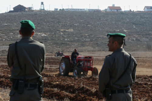 ארגון הוועדות החקלאיות מגן בעיקר על איכרים פלסטינים באזורי סי. חקלאי פלסטיני מכפר קוסרה על רקע מאחז אש קןדש (צילום: נתי שוחט / פלאש 90)