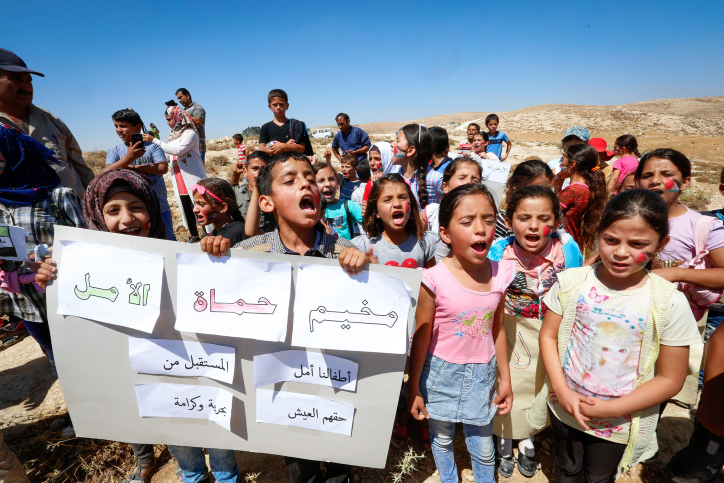 "הריחוק מבתי הספר פוגע בעיקר בילדות". ילדים פלסטינים מוחים לאחר שהצבא הרס את בית הספר שלהם בדרום הר חברון ביולי 2018 (צילום: ויסאם השלמון / פלאש 90)