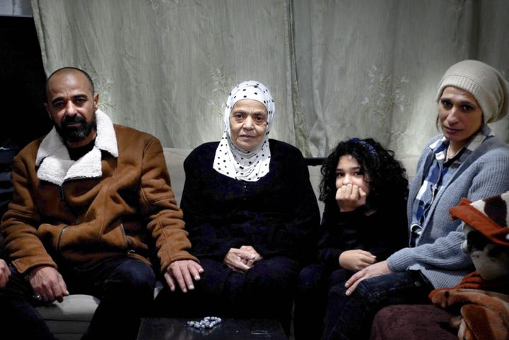 "אין לנו לאן ללכת". משפחת סלאחייה בביתה בשייח' ג'ראח (צילום: רחל שור)