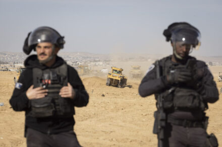 האלימות האקלימית כלפי הנגב גרועה לא פחות מאלימות כלפי התושבים הבדואים. שוטרים מאבטחים את עבודות הייעור בסעווה אל אטרש (צילום: אורן זיו)