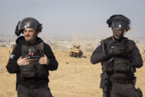 האלימות האקלימית כלפי הנגב גרועה לא פחות מאלימות כלפי התושבים הבדואים. שוטרים מאבטחים את עבודות הייעור בסעווה אל אטרש (צילום: אורן זיו)