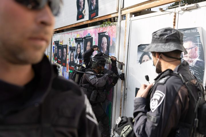 המשטרה הביאה כוחות מכל הארץ. שוטרים בפינוי גבעת עמל (צילום: אורן זיו)