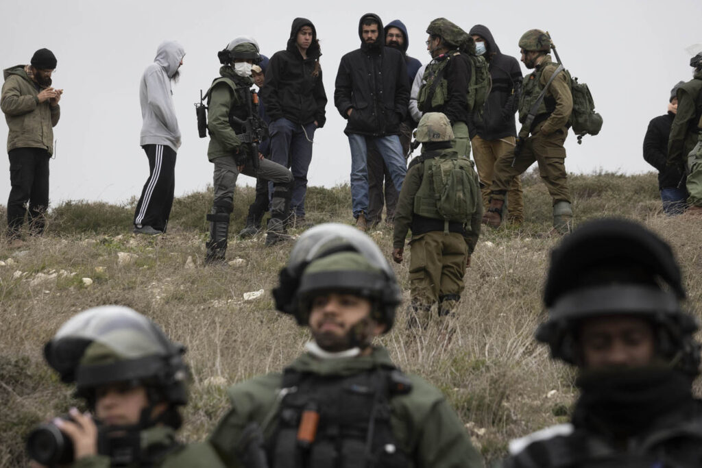 למרות הביקורת הקשה, היחסים בין החיילים למתנחלים נשארו חמים. חיילים שומרים על מתנחלים מגבעת רונן בזמן מחאת הנטיעות בבורין (צילום: אורן זיו)