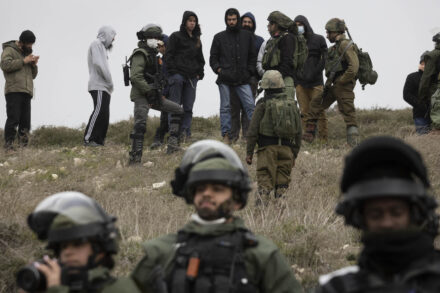 למרות הביקורת הקשה, היחסים בין החיילים למתנחלים נשארו חמים. חיילים שומרים על מתנחלים מגבעת רונן בזמן מחאת הנטיעות בבורין (צילום: אורן זיו)