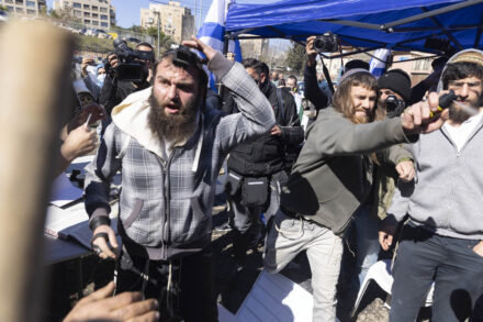 מתנחל מרסס גז פלפל עבר פלסטינים ועיתונאים מחוץ לביתה של משפחת סאלם בשייח׳ ג׳ראח (צילום: אורן זיו)