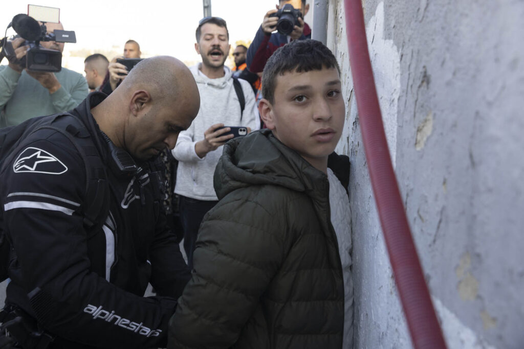שוטרים עוצרים צעיר פלסטיני בשייח׳ ג׳ראח, 13 בפברואר 2022 (צילום: אורן זיו)