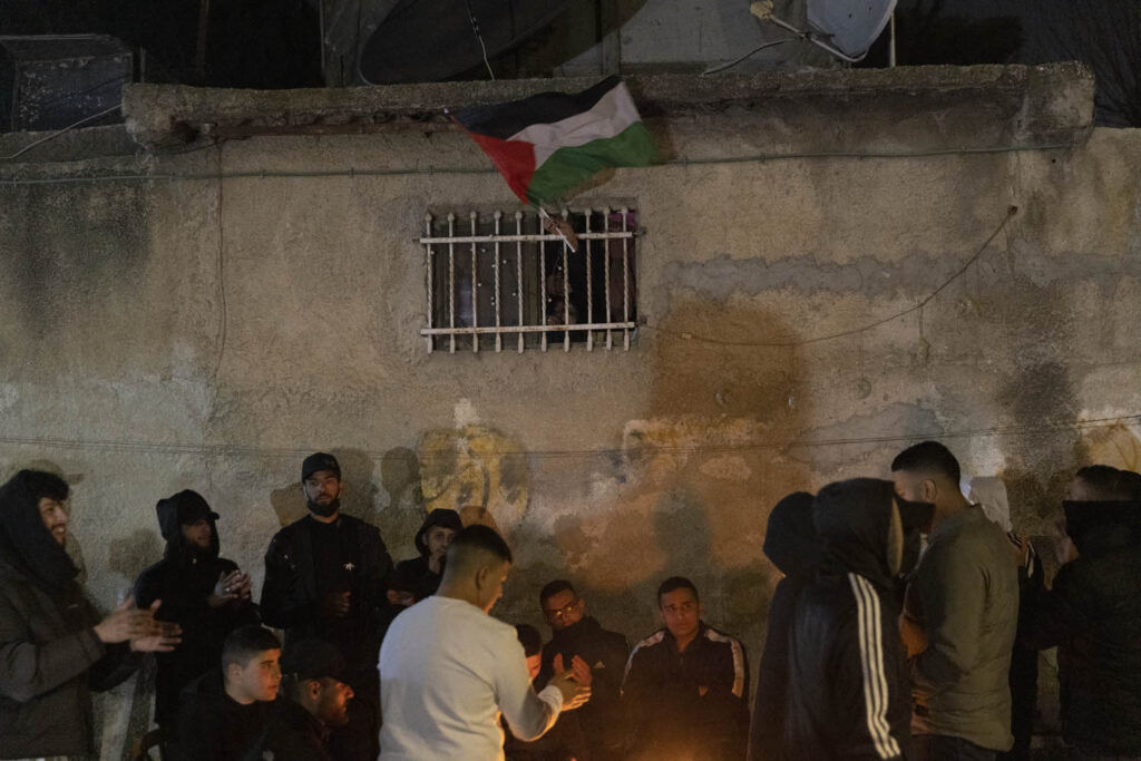 צעירים פלסטנים מוחים בשייח׳ ג׳ראח, 13 בפברואר 2022 (צילום: אורן זיו)