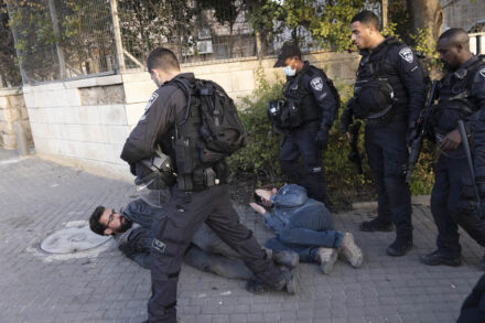 שוטרים מפזרים באלימות את ההפגנה השבועית בשכונת שייח׳ ג'ראח, 18 בפברואר 2022 (צילום: אורן זיו)