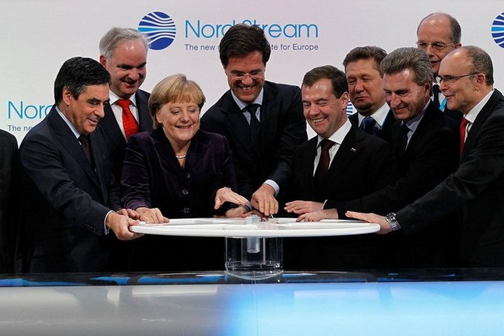 טקס פתיחת צינור נורדסטרים, ב-8 בנובמבר 2011. במרכז: קנצלרית גרמניה לשעבר, אנגלה מרקל, ונשיא רוסיה לשעבר, דמטרי מדבדב (צילום: הקרמלין)
