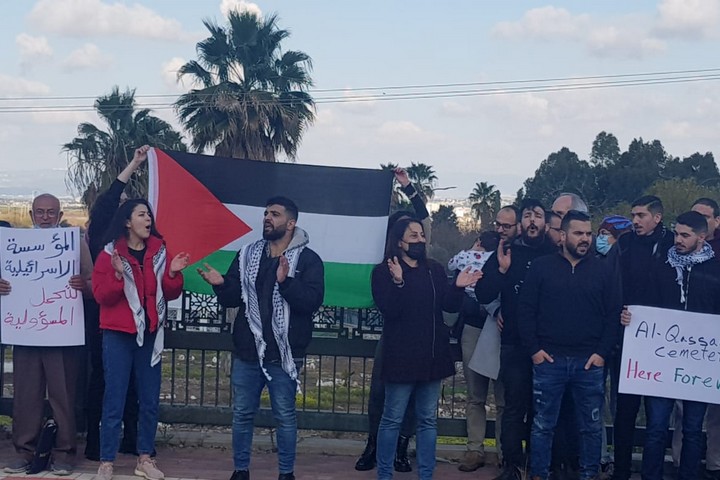 הפגנה מול בית הקברות בבלד א-שייח', חיפה (צילום: נאהד דירבס)