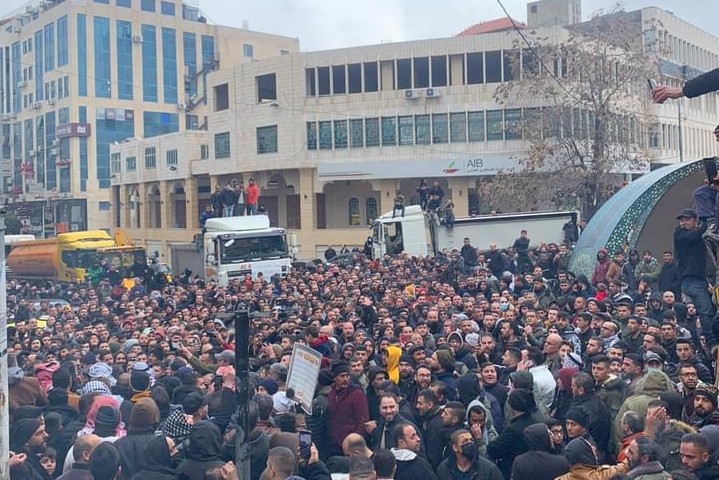 הפגנה בחברון נגד יוקר המחיה, בשבוע שעבר (צילום: רדיו אל-חוריה)