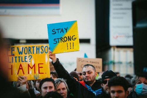 כמו שהיה צריך להתנגד לפלישה לעיראק, כך צריך להתנגד לפלישה לאוקראינה. הפגנת תמיכה באוקראינה בהולנד (צילום: מרק ולטר CC BY SA 2.0)