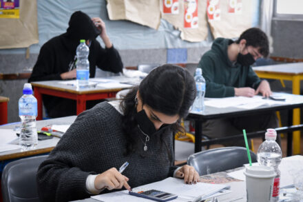 שאלות לא חכמות אפשר לשאול גם בבחינות חיצוניות וגם בבחינות פנימיות. תלמידים בבחינה. למצולמים אין קשר לכתבה (צילום: יוסי זלינגר / פלאש 90)
