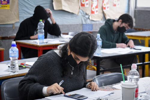 שאלות לא חכמות אפשר לשאול גם בבחינות חיצוניות וגם בבחינות פנימיות. תלמידים בבחינה. למצולמים אין קשר לכתבה (צילום: יוסי זלינגר / פלאש 90)