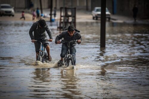 תושבי הרצועה מוצאים עצמם במרוץ נגד הזמן על מנת להפוך את הרצועה למקום בו אפשר לחיות לא רק בהווה, אלא גם בעתיד. שטפונות בעזה אחרי גשמים, ינואר 2021 (חסן ג'די / פלאש 90) תושבי הרצועה מוצאים עצמם במרוץ נגד הזמן על מנת להפוך את הרצועה למקום בו אפשר לחיות לא רק בהווה, אלא גם בעתיד. שטפונות בעזה אחרי גשמים, ינואר 2021 (חסן ג'די / פלאש 90)