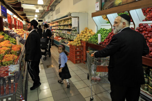 באירופה כעשרים אחוז מהשיווק נמצא בידי קואופרטיבים. לקוחות בסופרמרקט בישראל (צילום: יונתן זינדל / פלאש 90)
