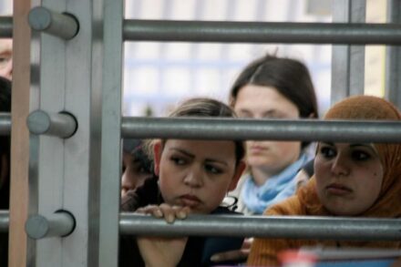 נשים במחסום קלנדיה. למצולמות אין קשר לכתבה (צילום: מלאני פידלר / פלאש 90)