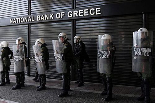 שומרים מול הבנק המרכזי של יוון, בזמן מחאות של עובדים נגד צעדי הצנע, ב-2010 (צילום: http://underclassrising.net/, CC BY-SA 2.0)