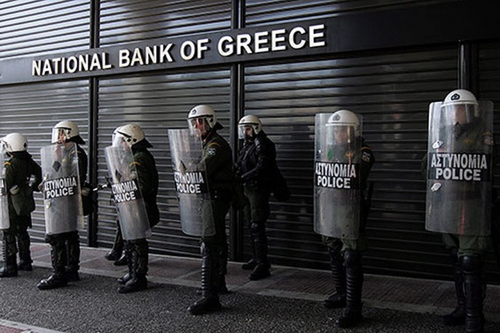 שומרים מול הבנק המרכזי של יוון, בזמן מחאות של עובדים נגד צעדי הצנע, ב-2010 (צילום: http://underclassrising.net/, CC BY-SA 2.0)