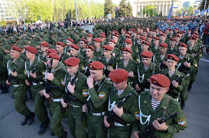 הפלישה הרוסית ב-2014 רק חיזקה את המגמה האנטי-רוסית. מצעד צבאי של הכוחות הבדלנים בדונבאס במזרח אוקראינה (צילום: ויקימדיה CC BY SA 3.0)