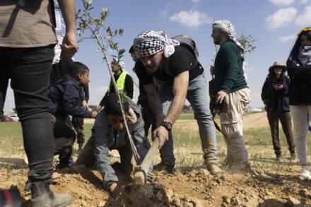 המפגינים שתלו עצים בחלקה שבה קק"ל החלה בנטיעות בינואר השנה. יום האדמה בנגב, 26 במרץ 2022 (צילום: אורן זיו)